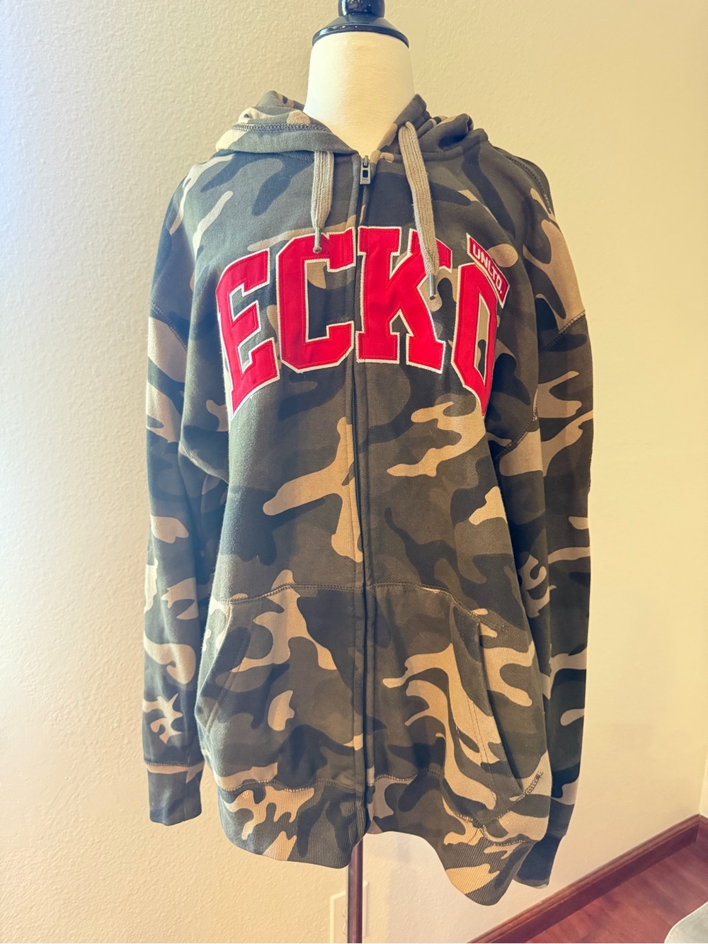 Ecko Unlimited Vintage Embroidered Full Zip Camo Hoodie with Red Logo Size XL